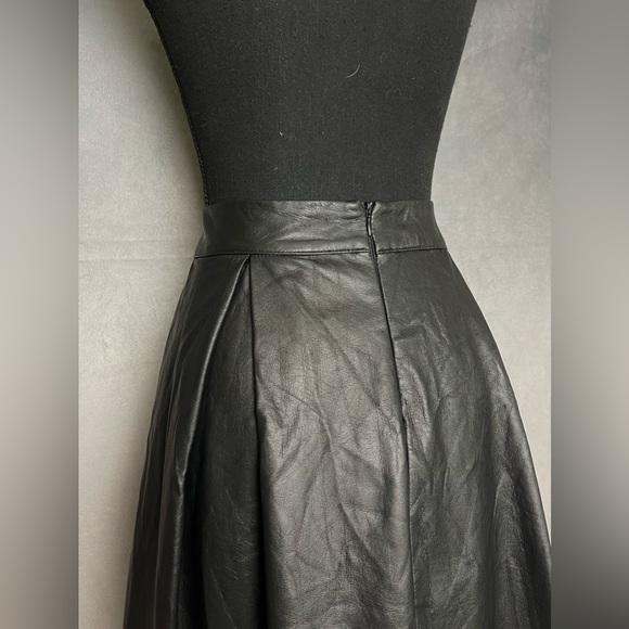 Black faux leather pleated a line midi skirt size 2 - Picture 4 of 5